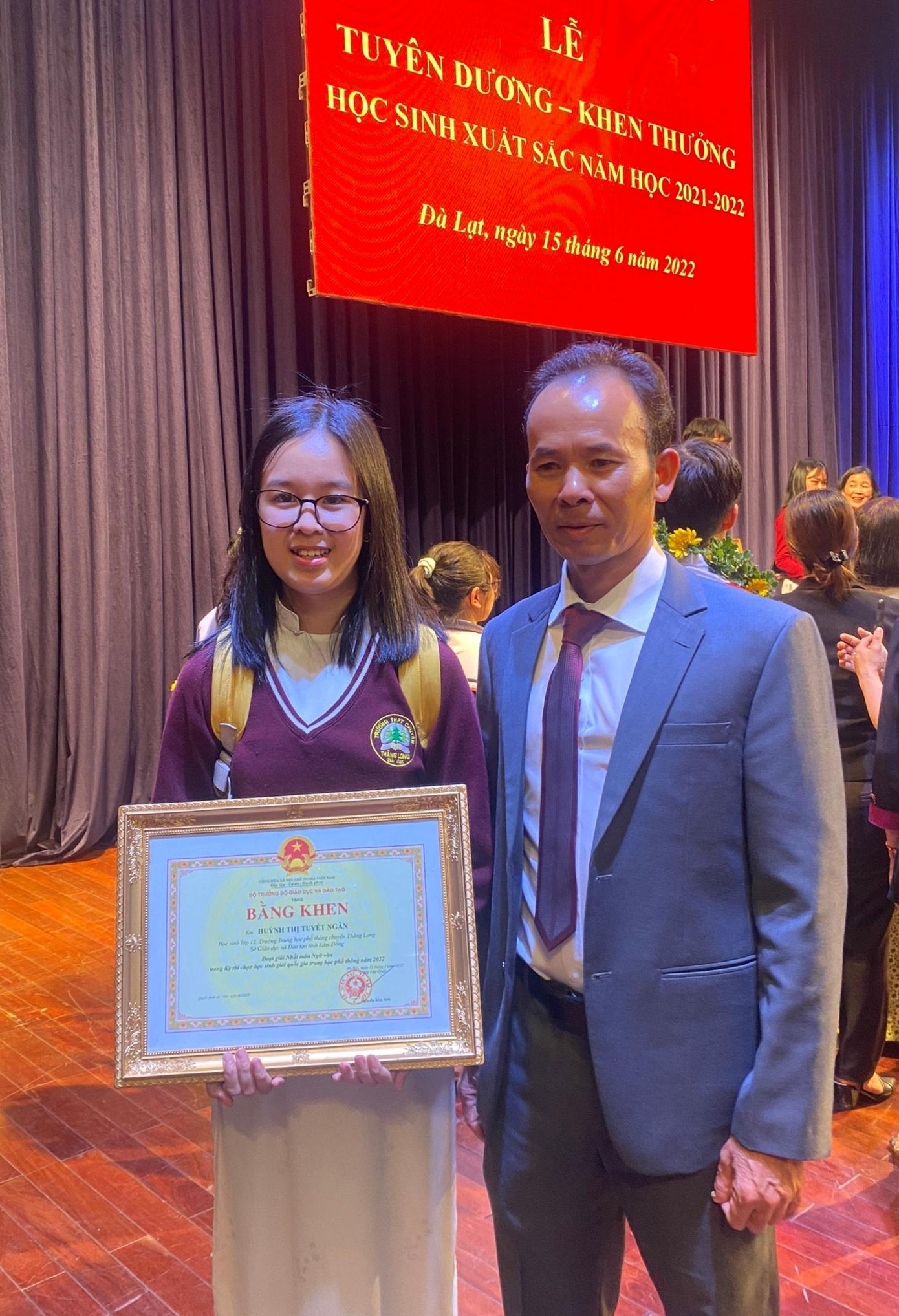 Tuyết Ngân được trường THPT tại tỉnh nhà tuyên dương vì những thành tích học tập ấn tượng.