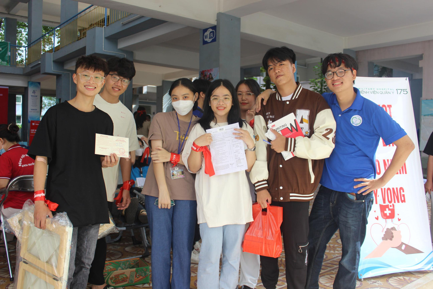 Các bạn sinh viên tham gia hiến máu nhận giấy chứng nhận và quà từ Ban Tổ chức.