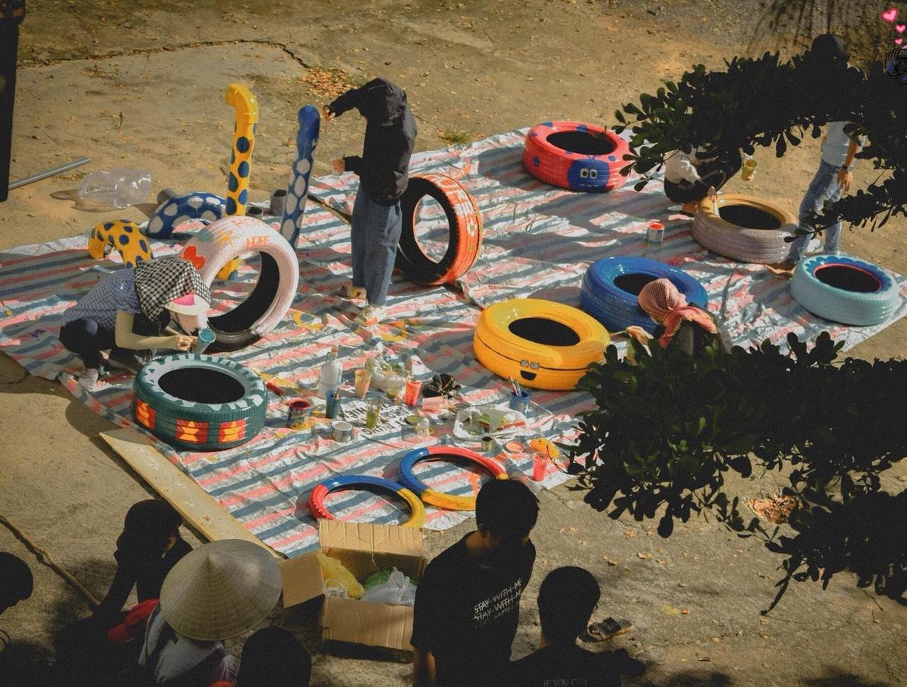 CLB Hope thực hiện dự án xây dựng sân chơi cho các bé. CLB Hope thực hiện dự án xây dựng sân chơi cho các bé.