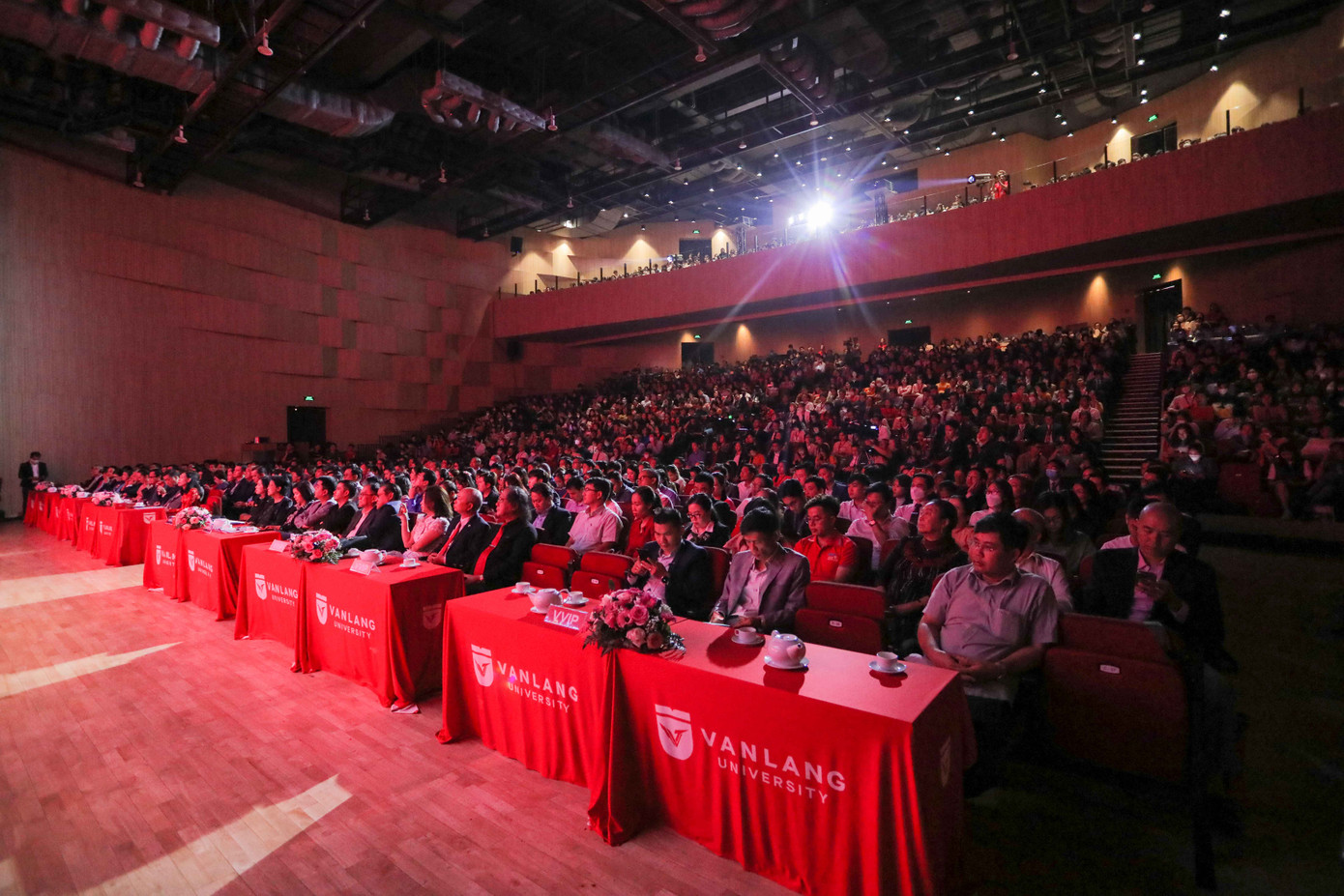 Rất đông sinh viên và các nhà quản lý giáo dục tham dự buổi tọa đàm.