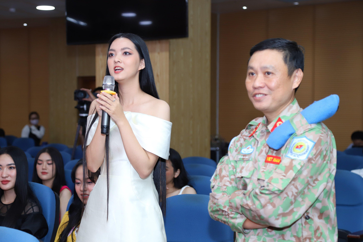 Tại chương trình giao lưu, các bác sĩ, chiến sĩ của Bệnh viện Dã chiến cấp II số 5 đã làm hội trường giao lưu đầy ắp tiếng cười với những màn giao lưu hài hước. Ngoài ra, nhiều bác sĩ còn thể hiện màn đối đáp tiếng Anh với các thí sinh 'Hoa hậu Việt Nam'.