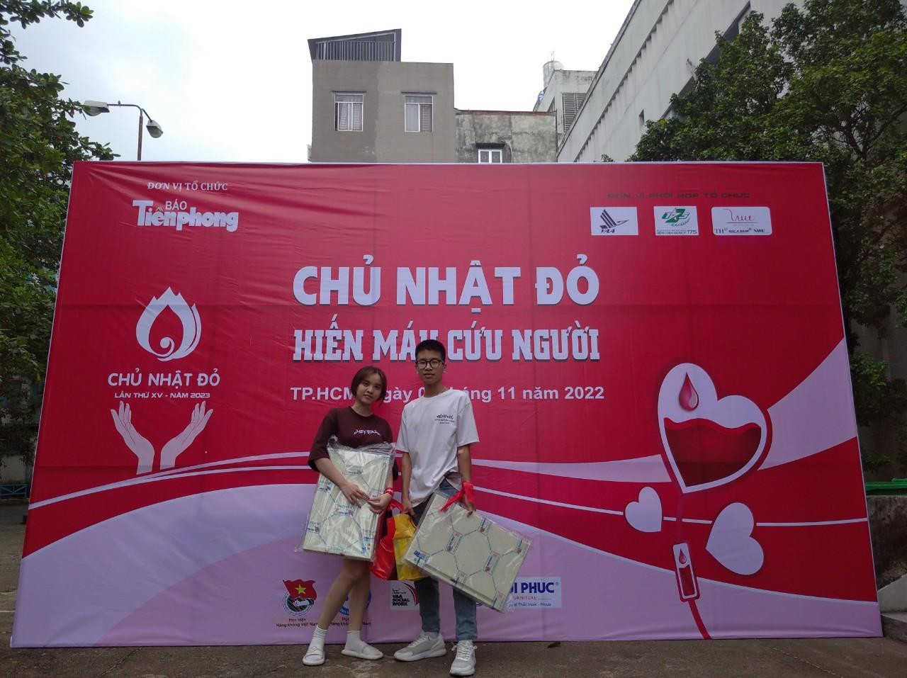 Kết thúc chương trình Ban Tổ chức đã tiếp nhận được 303 đơn vị máu từ các bạn trẻ.