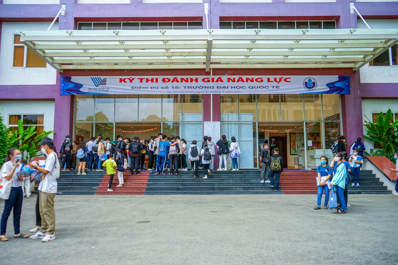 Được biết, đây là năm thứ 5 kỳ thi được tổ chức và cũng là năm có số thí sinh dự thi nhiều nhất để tranh suất vào các trường đại học, cao đẳng. Năm nay, kỳ thi diễn ra cùng lúc tại 17 địa phương, với 36 cụm thi, 80 địa điểm thi. Việc mở rộng số điểm thi ở nhiều địa phương để thuận tiện đi lại cho thí sinh trong việc đi lại.