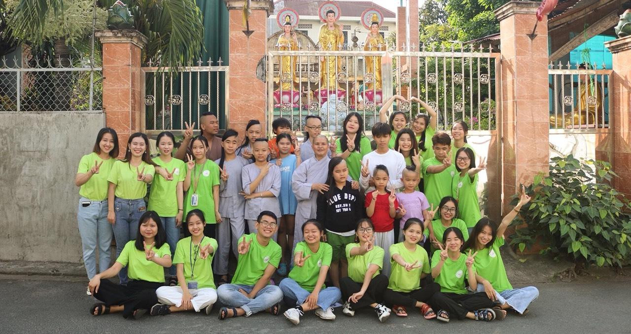 CLB Ước mơ trẻ đến thăm các bé và các sư ở chùa trong một chương trình thiện nguyện. CLB Ước mơ trẻ đến thăm các bé và các sư ở chùa trong một chương trình thiện nguyện.