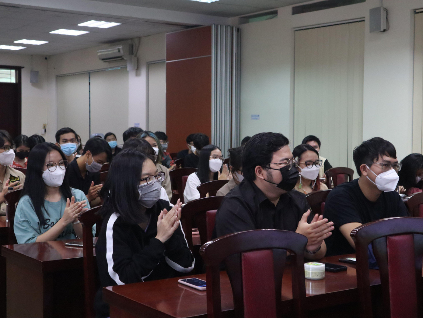 Rất đông bạn trẻ đến tham dự buổi talkshow.