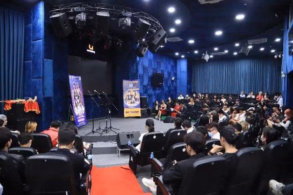 Rất đông các khán giả trẻ đến cổ vũ cho các thí sinh và chương trình.