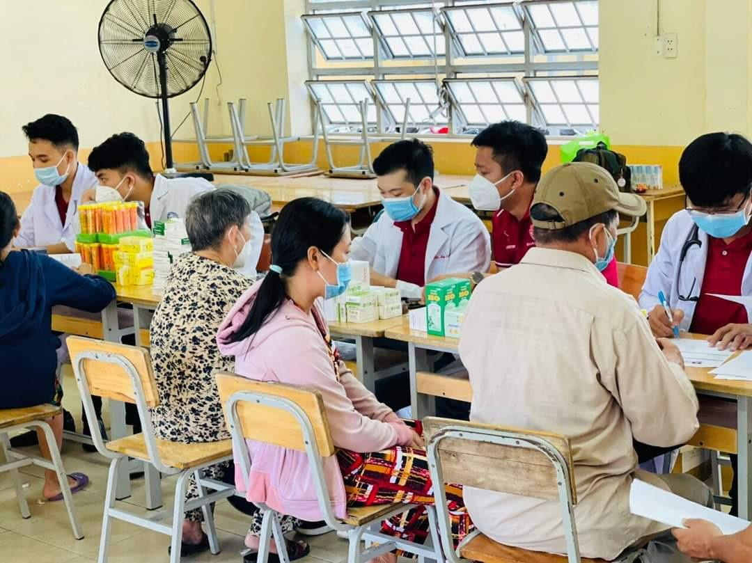 Hoạt động khám chữa bệnh cho người dân được triển khai trong Ngày hoạt động cao điểm.