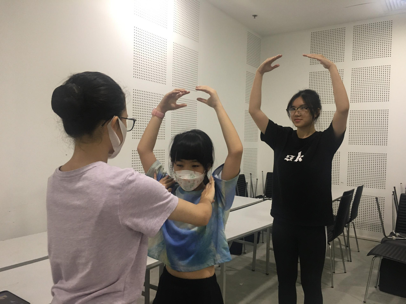 Huấn luyện viên tận tình hướng dẫn động tác biểu diễn trượt băng nghệ thuật cho học viên mới. Huấn luyện viên tận tình hướng dẫn động tác biểu diễn trượt băng nghệ thuật cho học viên mới.