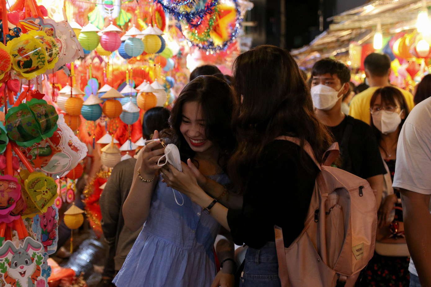 Theo chia sẻ của nhiều cặp đôi thì chụp ảnh vào ban đêm tại phố đèn lồng là đẹp nhất, nhưng đây cũng là thời điểm có đông khách tham quan, khó để tìm được góc chụp đẹp.