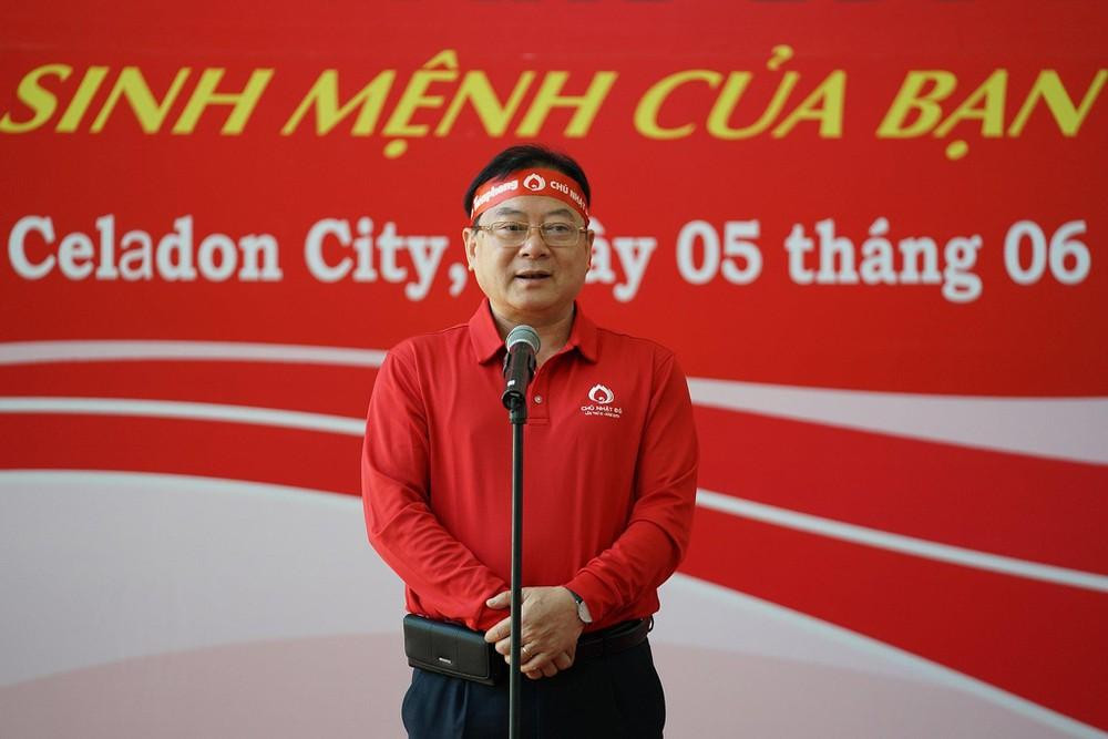 Nhà báo Lê Xuân Sơn, Tổng Biên tập báo Tiền Phong - Trưởng Ban Tổ chức chương trình Chủ nhật Đỏ. (Ảnh: Phạm Nguyễn)