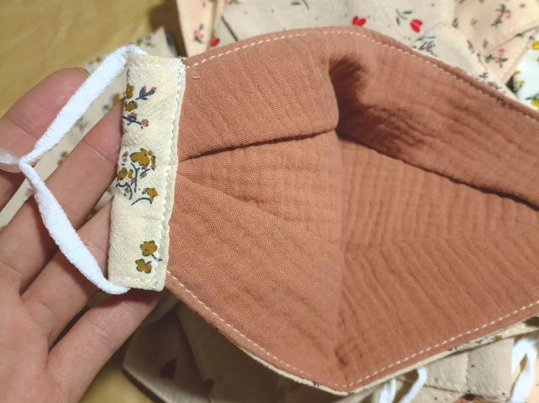 Vải muslin là chất liệu nhẹ như lông vũ, mềm, xốp và thấm hút nhanh, thích hợp cho da mặt.