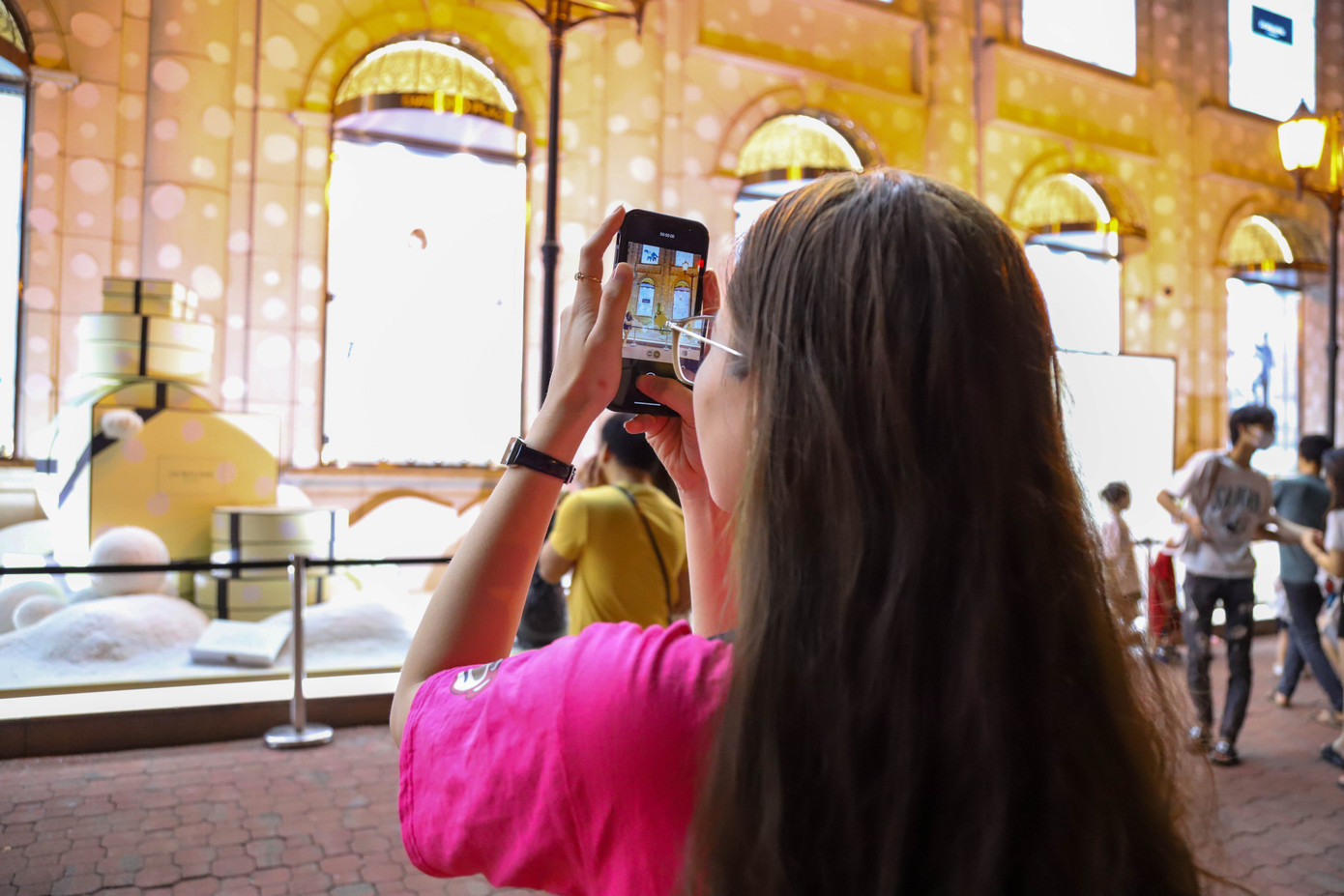 Nhiều trung tâm thương mại chọn cách trang trí chủ đạo với tuyết, và khi mở ánh đèn vàng lấp lánh lên tạo cảm giác như đang ở tại châu Âu.