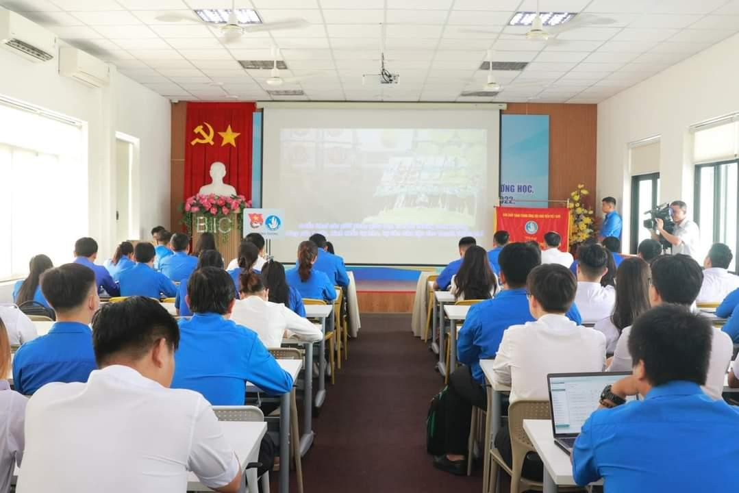 Đại diện các trường đại học, cao đẳng trên địa bàn tỉnh Bình Dương về tham dự hội nghị. Đại diện các trường đại học, cao đẳng trên địa bàn tỉnh Bình Dương về tham dự hội nghị.