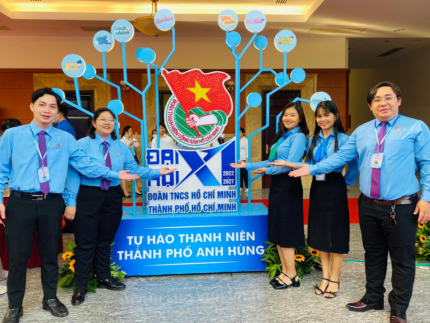 Huyền (thứ hai, từ phải sang) tham dự Đại hội Đoàn TNCS Hồ Chí Minh TP. HCM lần thứ XI, nhiệm kỳ 2022 - 2027.