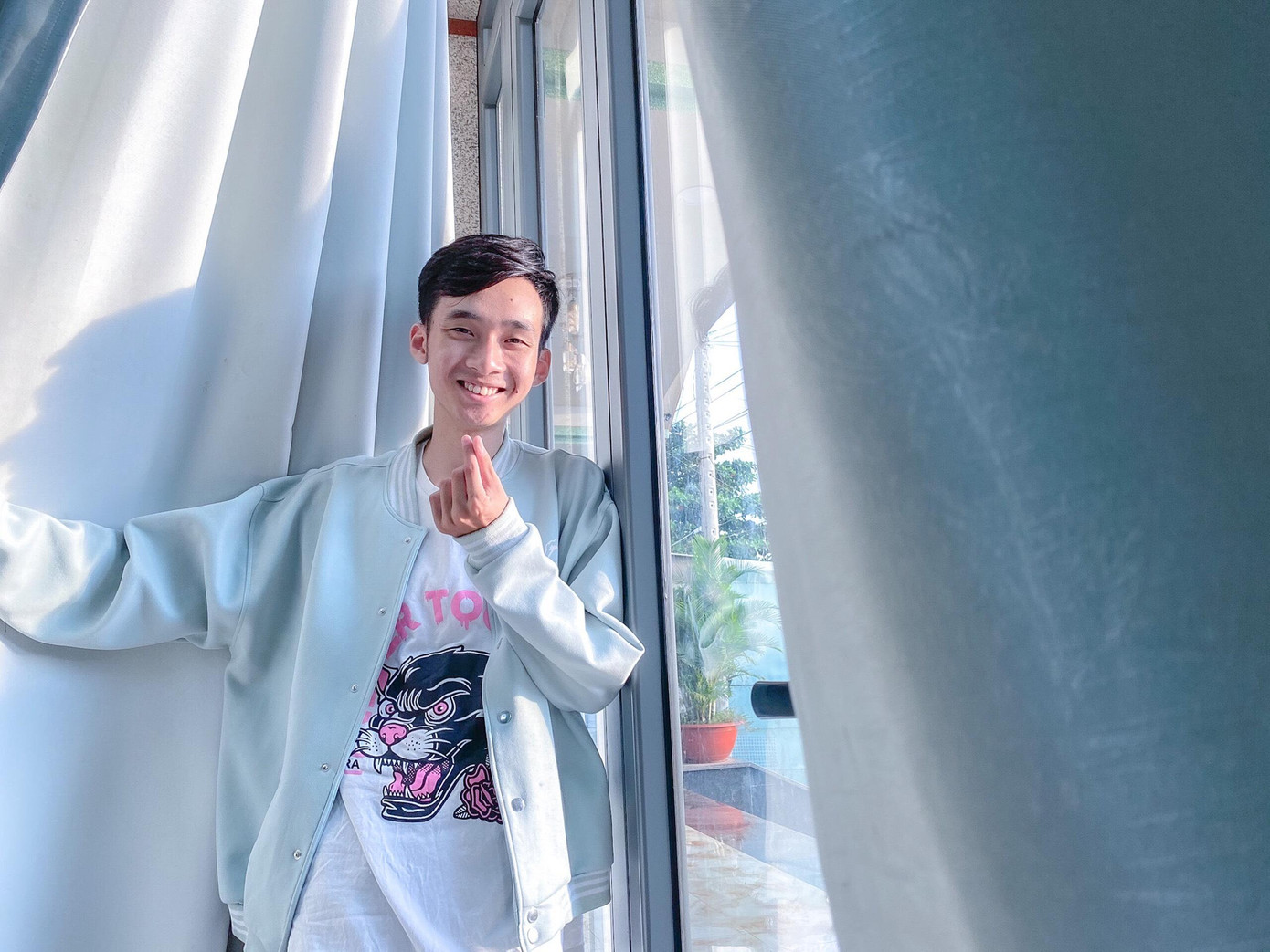 Hiệp muốn được đi làm thêm và học ngoại ngữ thuận tiện hơn nên quyết định rời ký túc xá để đi tìm trọ. Hiệp muốn được đi làm thêm và học ngoại ngữ thuận tiện hơn nên quyết định rời ký túc xá để đi tìm trọ.