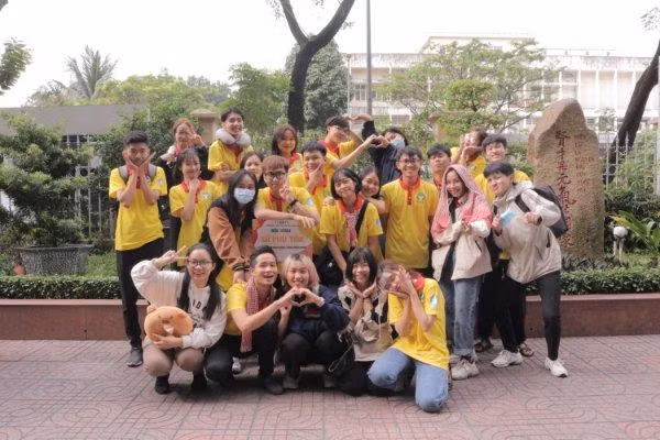 Các thành viên của đội hình Xuân Tình nguyện khoa Ngữ văn Anh, trường ĐH KHXH&amp;NV (ĐHQG TP. HCM)