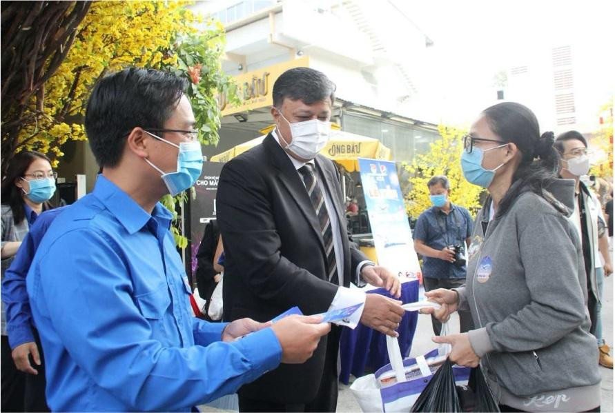 Chương trình hỗ trợ cho nhiều sinh viên khó khăn có điều kiện được về quê ăn Tết cùng gia đình. Chương trình hỗ trợ cho nhiều sinh viên khó khăn có điều kiện được về quê ăn Tết cùng gia đình.