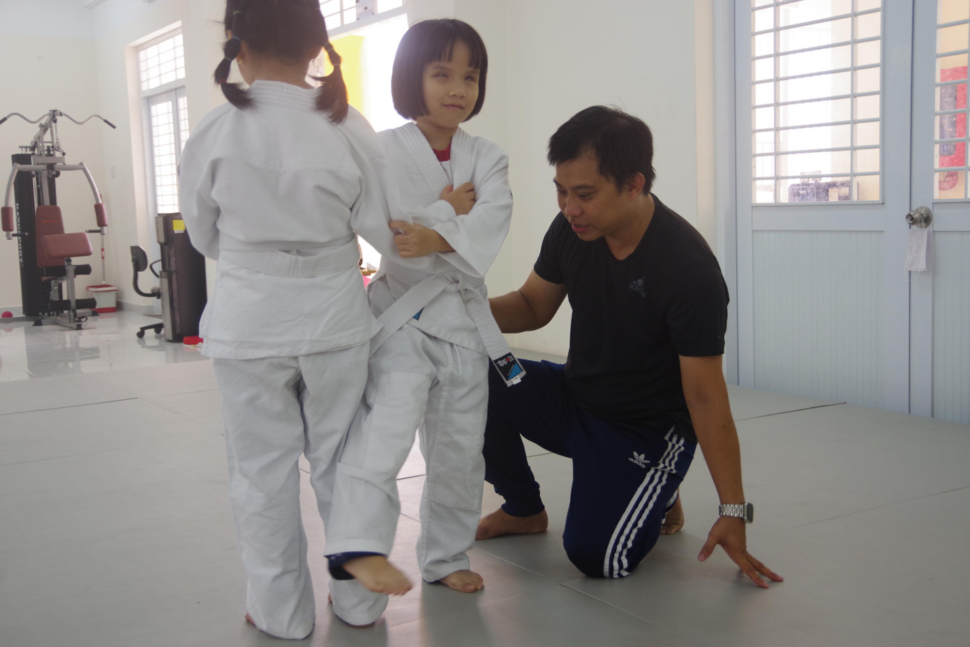 Thầy Sơn tỉ mỉ hướng dẫn các em từng cử động.