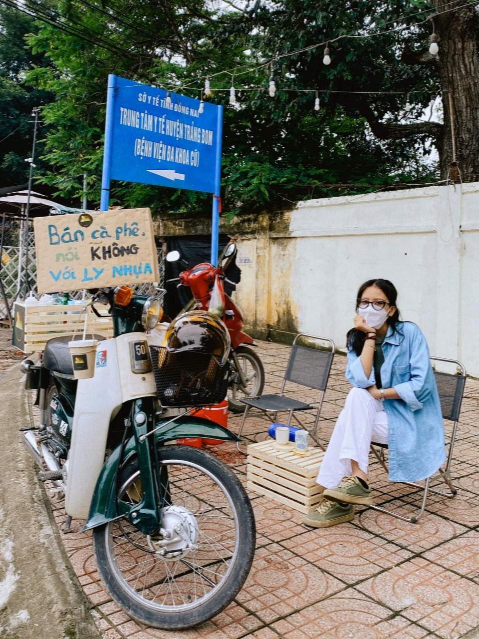 Slogan "Bán cà phê nói không với ly nhựa" là thương hiệu của hai cô bạn. Slogan "Bán cà phê nói không với ly nhựa" là thương hiệu của hai cô bạn.