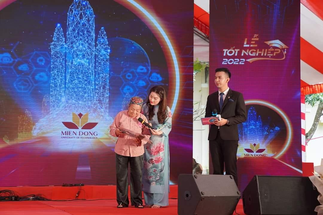 Bà nội Tâm chia sẻ cảm xúc của mình trong Lễ tốt nghiệp của cháu gái. (Ảnh: trường ĐH Công nghệ Miền Đông) Bà nội Tâm chia sẻ cảm xúc của mình trong Lễ tốt nghiệp của cháu gái. (Ảnh: trường ĐH Công nghệ Miền Đông)