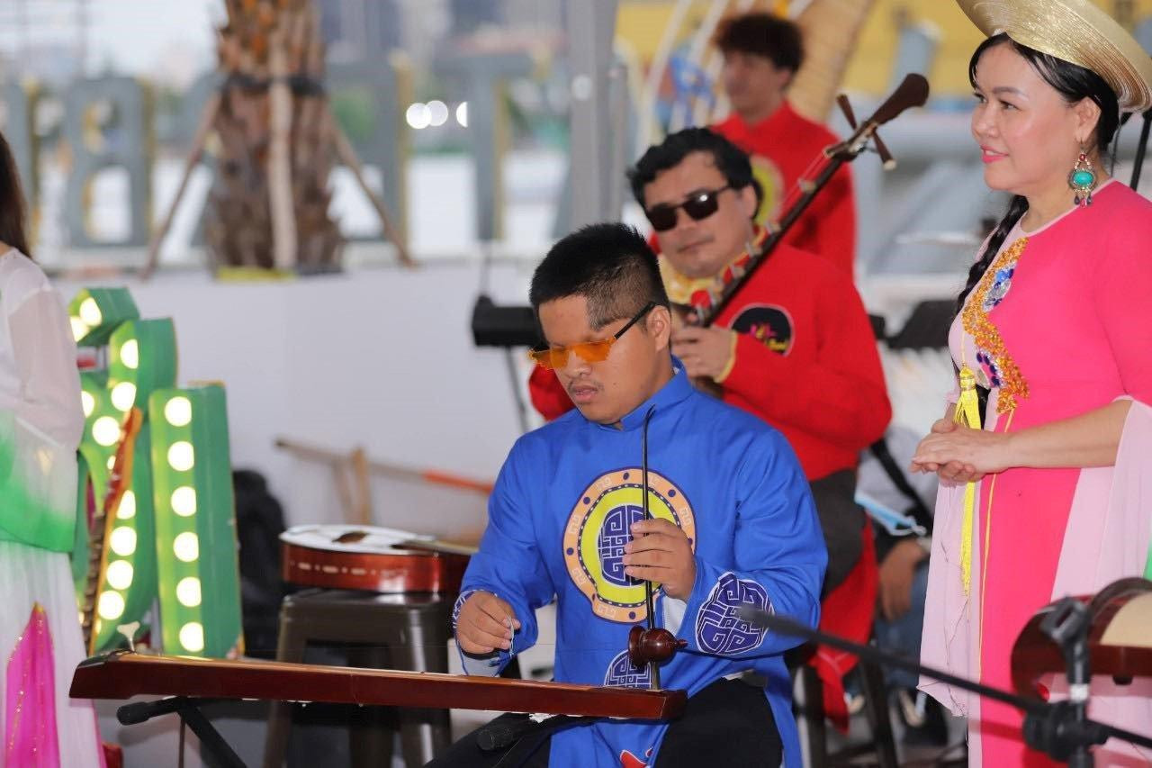 Nghệ sĩ Vân Anh cùng cả nhóm biểu diễn nhạc cụ dân tộc tại sự kiện (Ảnh: NVCC). Nghệ sĩ Vân Anh cùng cả nhóm biểu diễn nhạc cụ dân tộc tại sự kiện (Ảnh: NVCC).