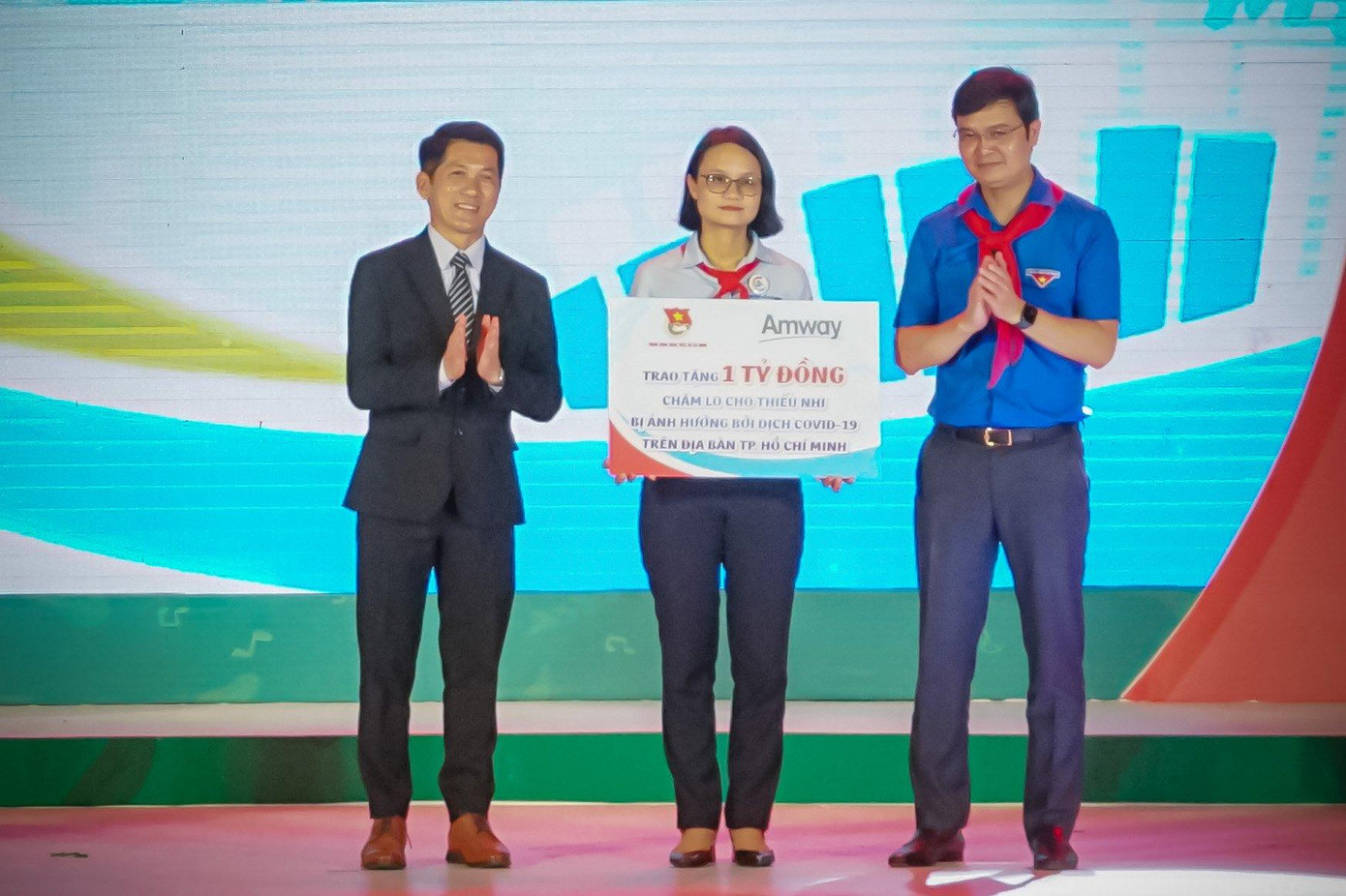 Anh Bùi Quang Huy (bên phải), Ủy viên dự khuyết Ban Chấp hành T.Ư Đảng, Bí thư Thường trực T.Ư Đoàn cùng phía nhà tài trợ trao bảng tượng trưng học bổng cho các em thiếu nhi. (Ảnh: Hồng Nguyễn) Anh Bùi Quang Huy (bên phải), Ủy viên dự khuyết Ban Chấp hành T.Ư Đảng, Bí thư Thường trực T.Ư Đoàn cùng phía nhà tài trợ trao bảng tượng trưng học bổng cho các em thiếu nhi. (Ảnh: Hồng Nguyễn)