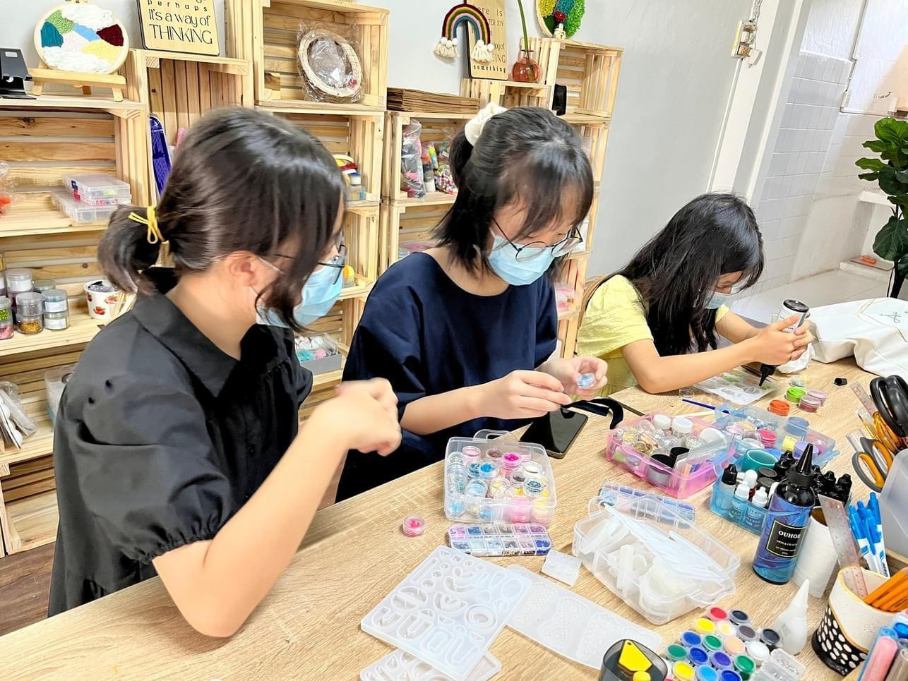 Các bạn trẻ hăng say làm đồ handmade.