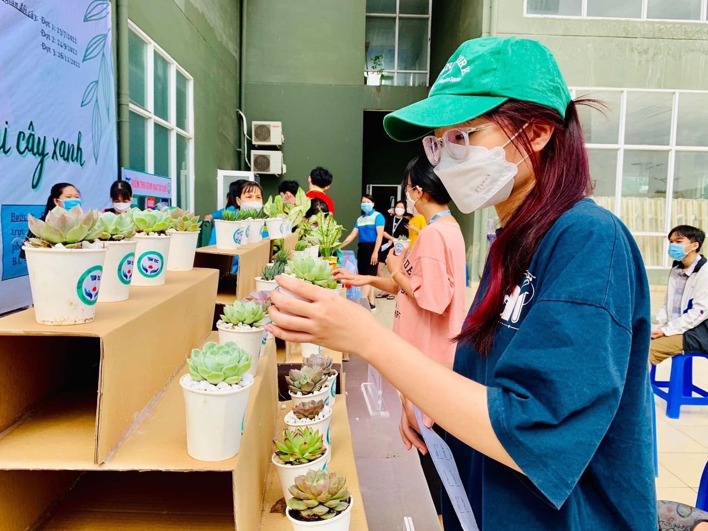 Các bạn trẻ chọn mang về những chậu cây xanh xinh xắn.