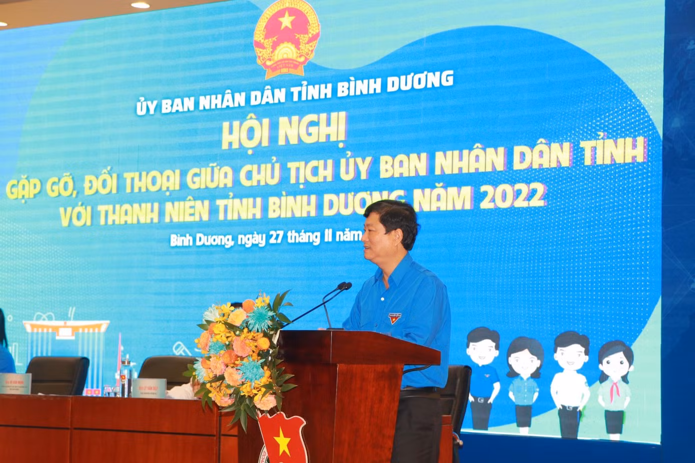Phó Bí thư Tỉnh ủy, Chủ tịch UBND tỉnh Bình Dương Võ Văn Minh đã trao đổi một số vấn đề mà thanh niên, sinh viên quan tâm. (Ảnh: TLTĐ)