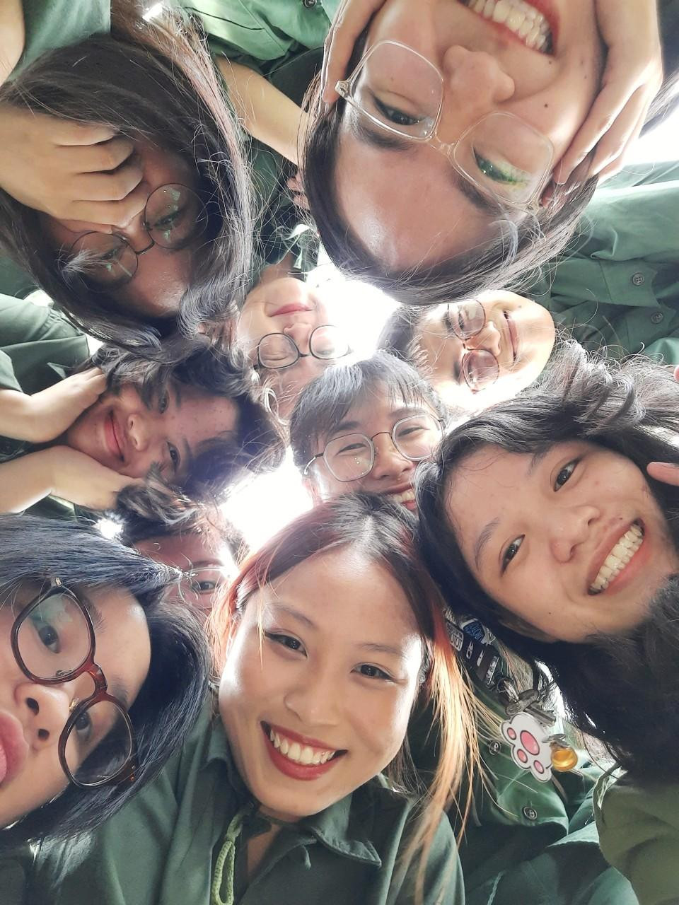 Những khoảnh khắc vui vẻ cùng bạn bè.