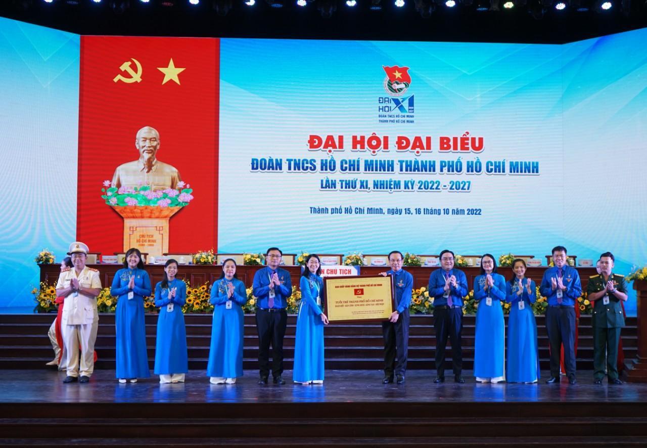 Ông Nguyễn Văn Nên - Ủy viên Bộ Chính trị, Bí thư Thành ủy TPHCM (thứ 6 từ phải qua) tặng tranh chúc mừng đại hội. (Ảnh: Phong Nguyễn) Ông Nguyễn Văn Nên - Ủy viên Bộ Chính trị, Bí thư Thành ủy TPHCM (thứ 6 từ phải qua) tặng tranh chúc mừng đại hội. (Ảnh: Phong Nguyễn)