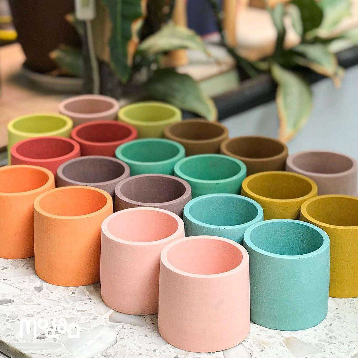 Là Như tự tay trang trí cho các sản phẩm nến thơm của mình. Là Như tự tay trang trí cho các sản phẩm nến thơm của mình.