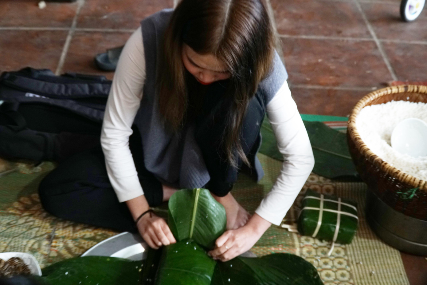 Bạn trẻ học cách gói bánh chưng để lưu giữ truyền thống văn hóa. Bạn trẻ học cách gói bánh chưng để lưu giữ truyền thống văn hóa.