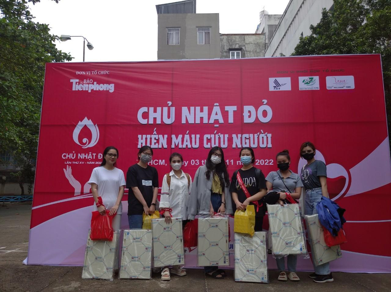 Chương trình còn có sự đồng hành của Công ty TNHH SX-TM-DV Qui Phúc với quà tặng bàn học nhựa được gửi đến sinh viên tham gia hiến máu.