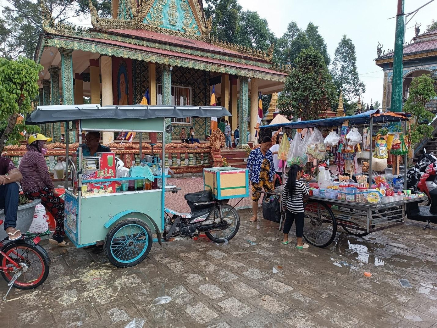 Không khí của Tết Chôl Chnăm Thmây luôn nhộn nhịp do đây là dịp để những người đi làm ăn xa quê được đoàn tụ với gia đình.