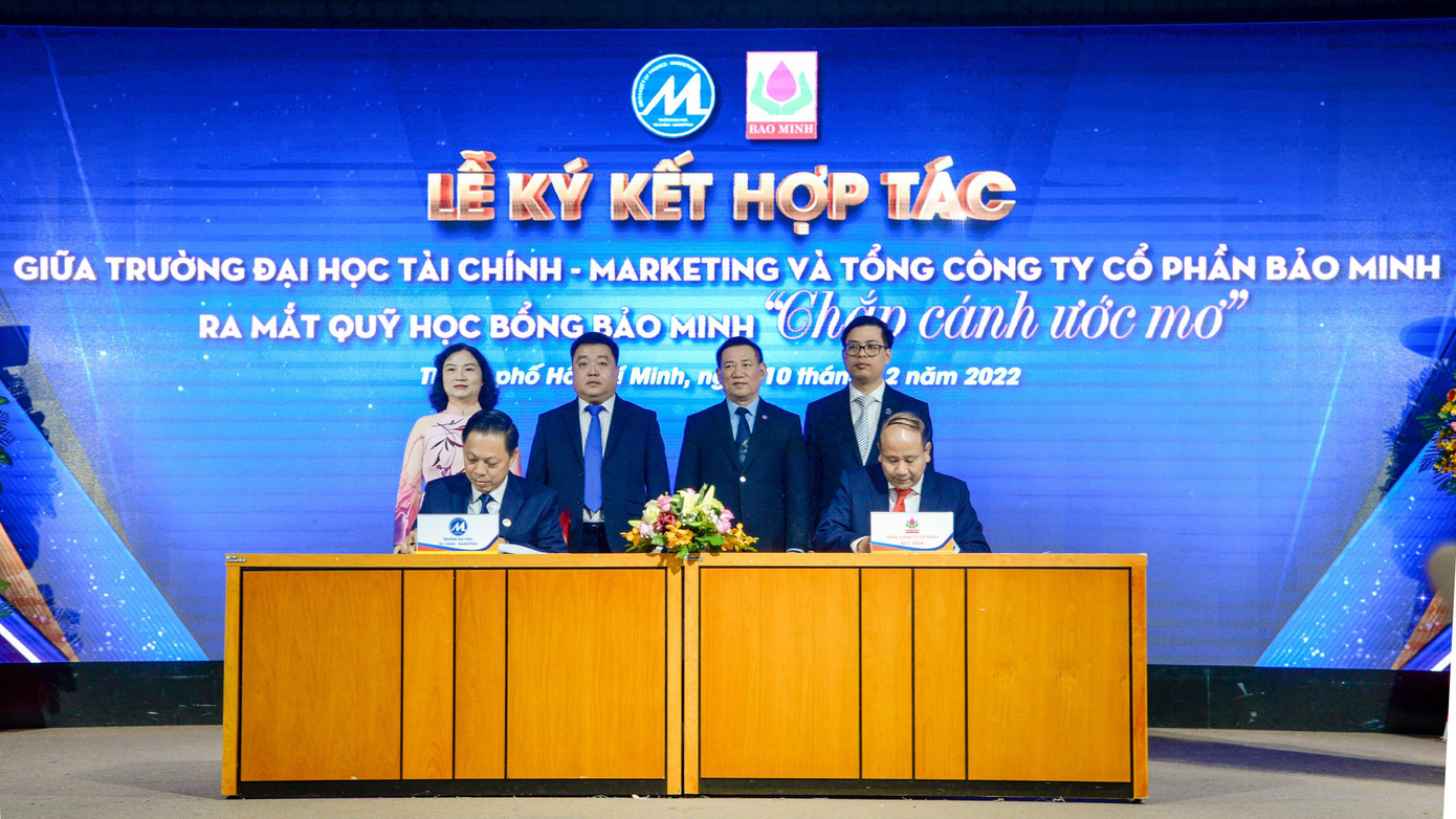 Bộ trưởng Bộ Tài chính Hồ Đức Phớc (thứ ba, bên Phải) chứng kiến buổi lễ ký kết.