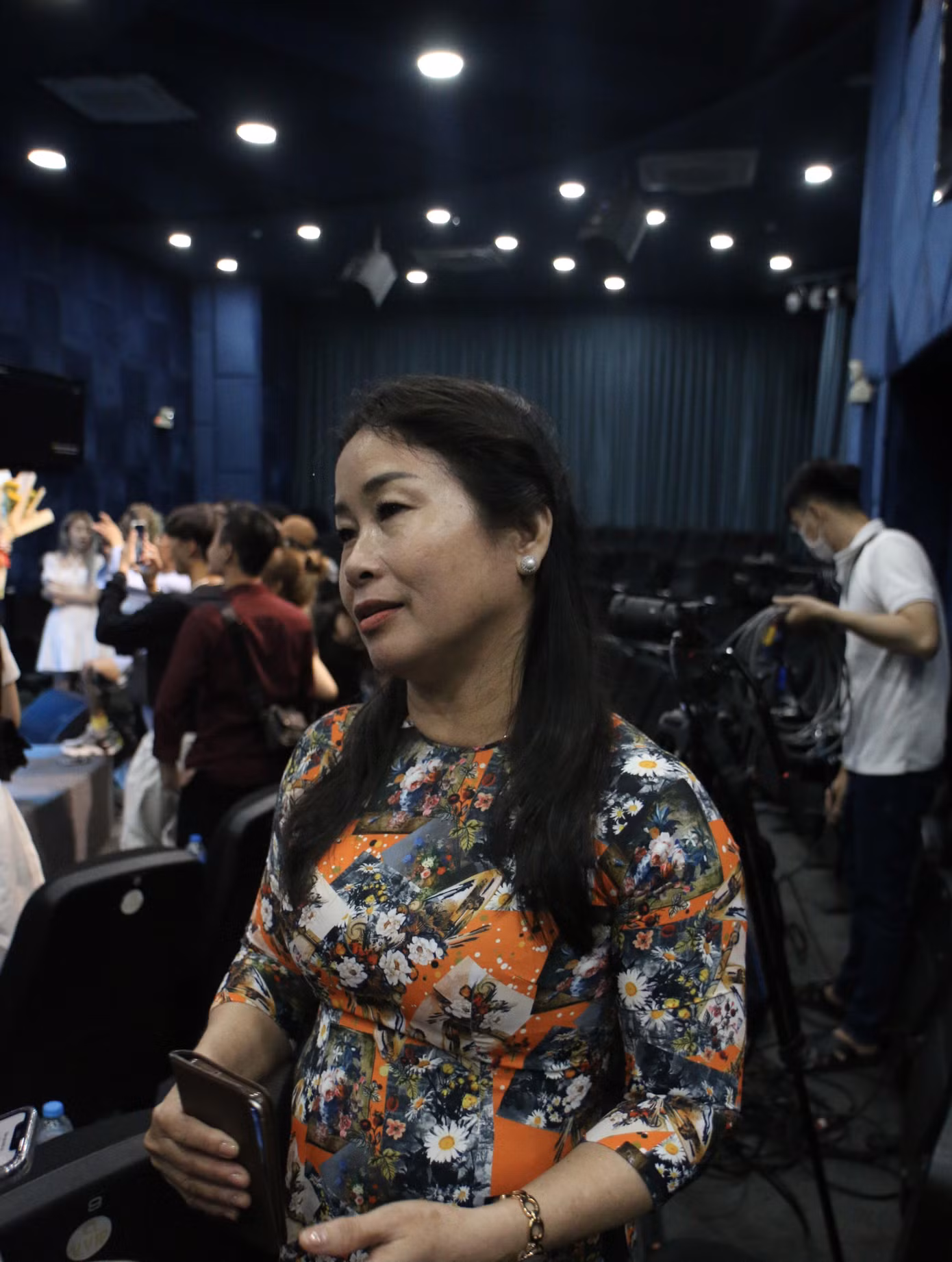 Cô Cương Nguyễn, một người cô thân thiết của bạn Tôn Ngọc Bảo Linh (Miss Conservation 2022) đến xem và cổ vũ hết mình. (Ảnh: Phước Sáng)