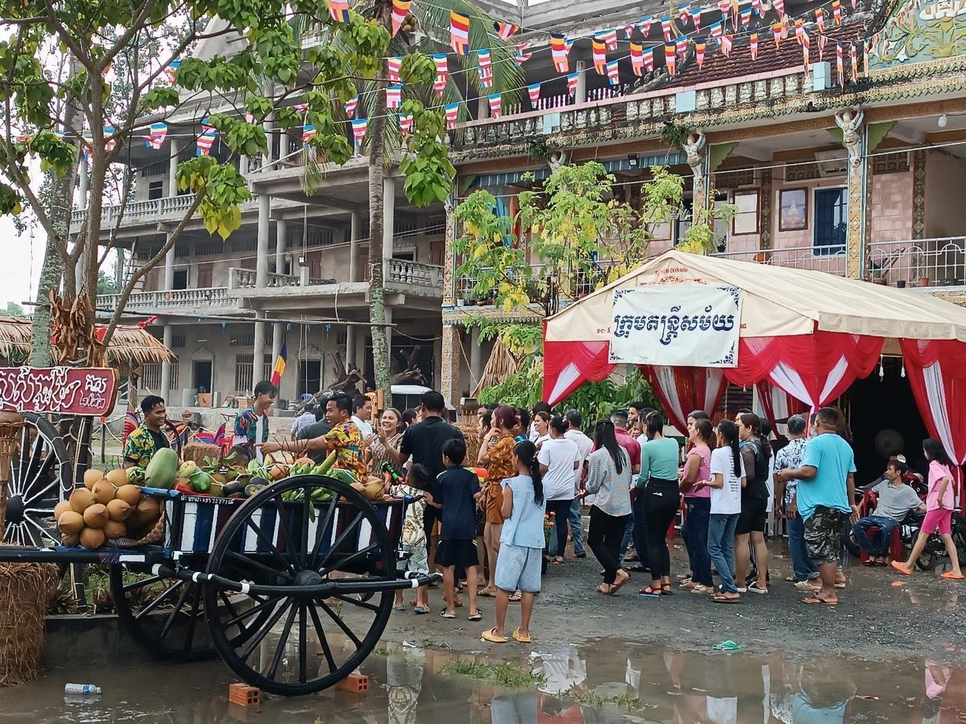 Sân chùa tràn ngập những vũng nước từ trò chơi đặc trưng của Tết Chôl Chnăm Thmây là “Té nước”.