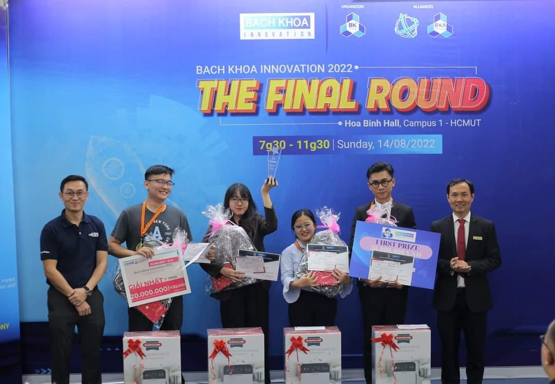 Các thành viên của dự án "Bánh Castella cao cấp giàu chất xơ" nhận giải tại cuộc thi Bách Khoa Innovation 2022.