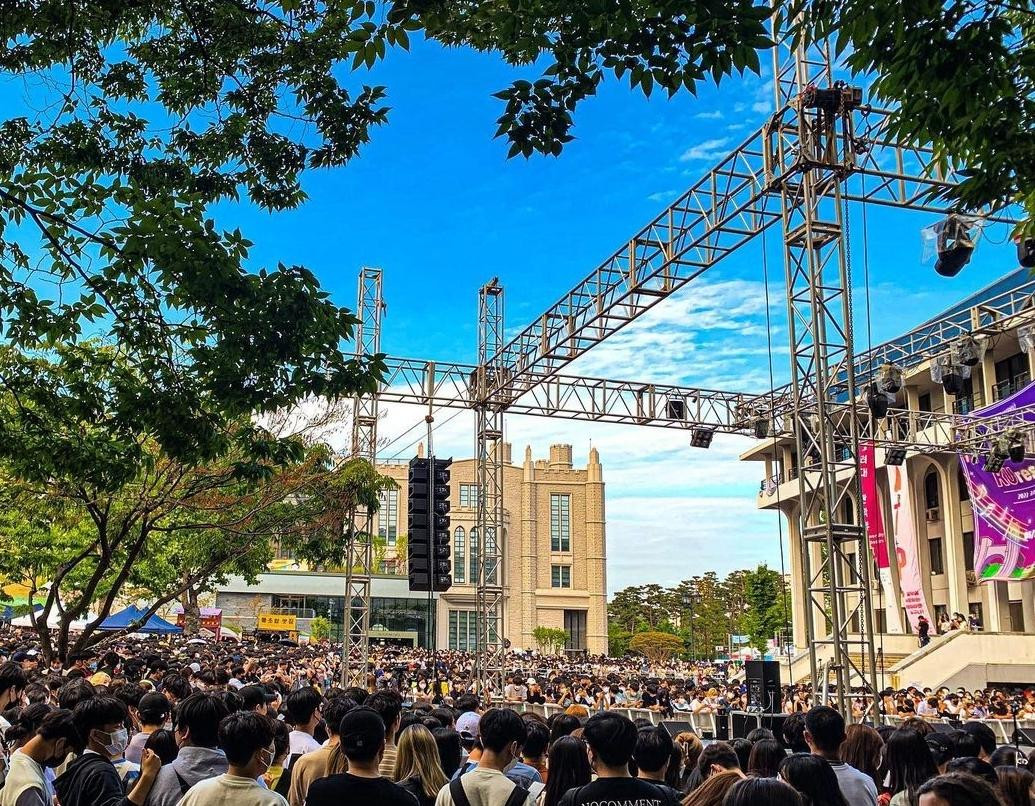 Lễ hội chào đón tân sinh viên của trường ĐH Korea (Hàn Quốc). Lễ hội chào đón tân sinh viên của trường ĐH Korea (Hàn Quốc).