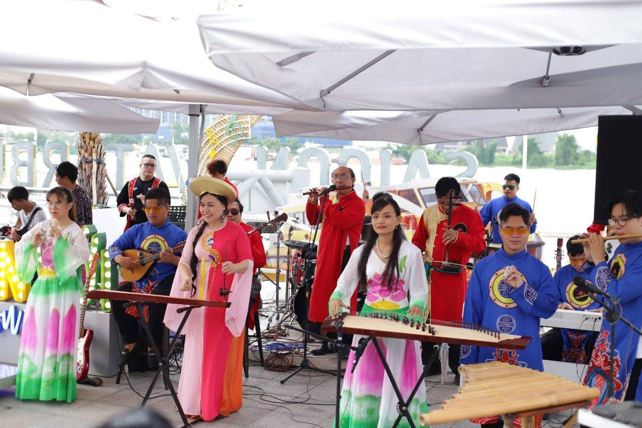 Dù có nhiều thiệt thòi, nhưng các thành viên nhóm "KT Band" luôn tự tin khi đi biểu diễn. (Ảnh: NVCC) Dù có nhiều thiệt thòi, nhưng các thành viên nhóm "KT Band" luôn tự tin khi đi biểu diễn. (Ảnh: NVCC)