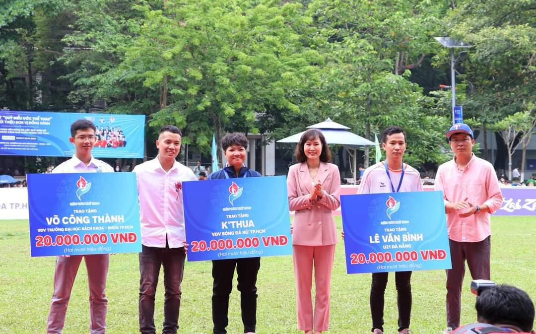 Những suất học bổng dành cho sinh viên được trao tặng tại chương trình.