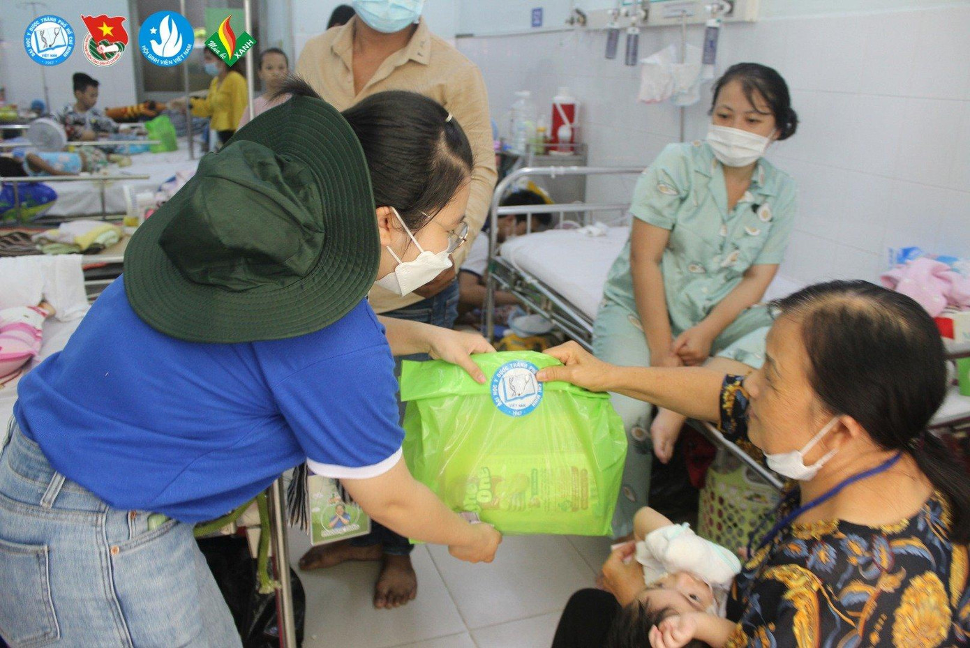 Chiến sĩ tình nguyện của trường ĐH Y Dược TP. HCM hoạt động với phương châm lấy chuyên môn phục vụ cộng đồng.