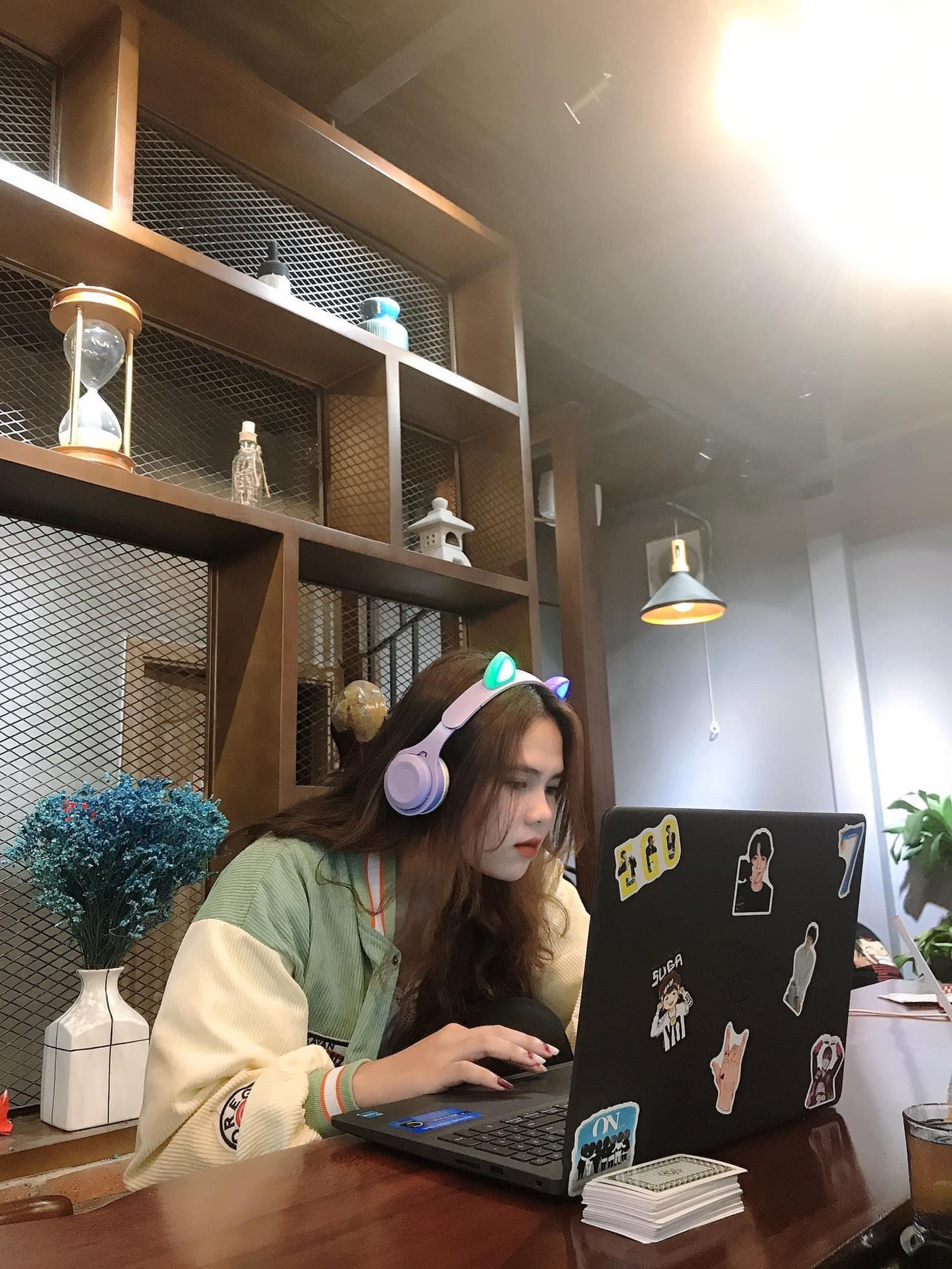 H Thoa Ktla tại chỗ làm việc của mình. H Thoa Ktla tại chỗ làm việc của mình.