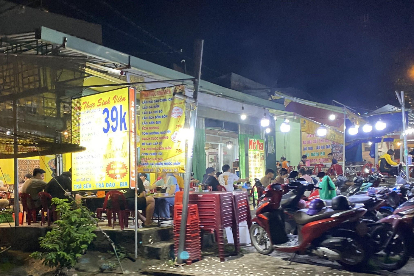 Rất nhiều các quán ăn bình dân có bán rượu không rõ nguồn gốc tại Làng Đại học Thủ Đức.