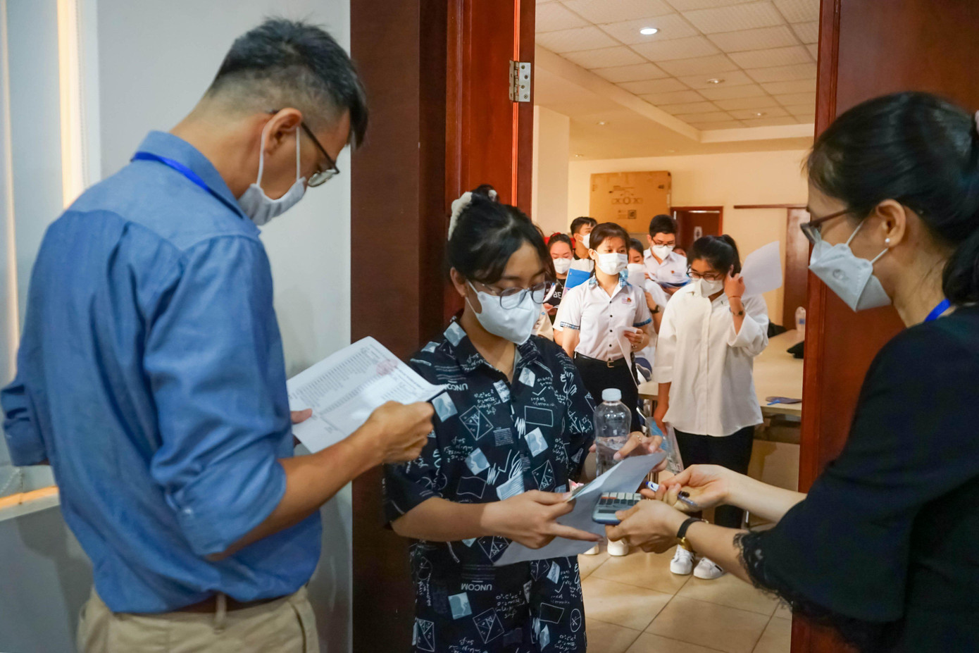 Theo nhiều thí sinh đánh giá, đề thi năm nay có khả năng sẽ khó hơn các năm về trước vì việc ôn tập, luyện đề bị ảnh hưởng khá nhiều do phần lớn thời gian phải học online tại nhà vì dịch COVID-19.