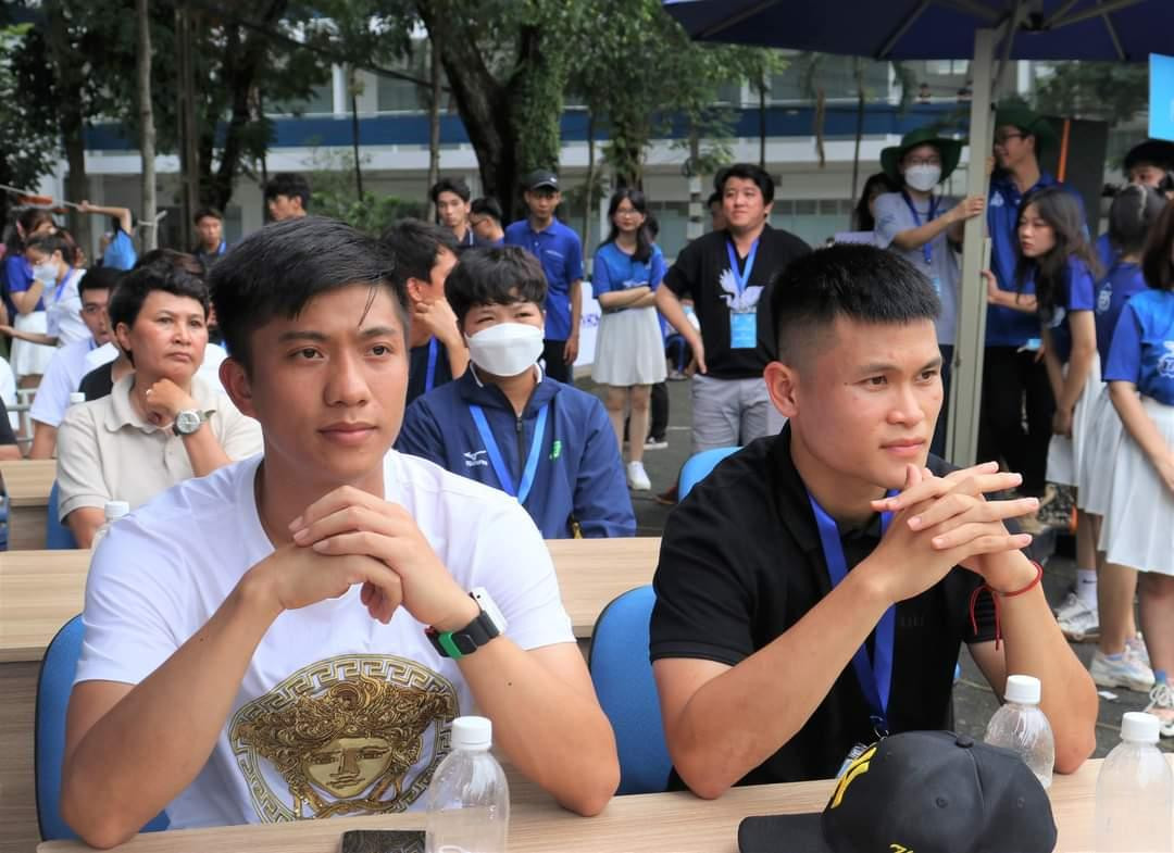 Cầu thủ Phan Văn Đức có mặt trong buổi gặp gỡ, giao lưu với các bạn sinh viên trường ĐH Bách khoa (ĐHQG TP. HCM).