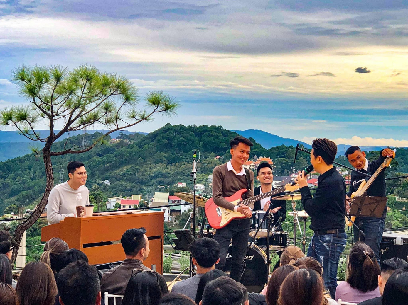 Hoạt động nghệ thuật, Nguyễn Thanh Bình được đi nhiều nơi, tiếp xúc nhiều khán giả. Hoạt động nghệ thuật, Nguyễn Thanh Bình được đi nhiều nơi, tiếp xúc nhiều khán giả.