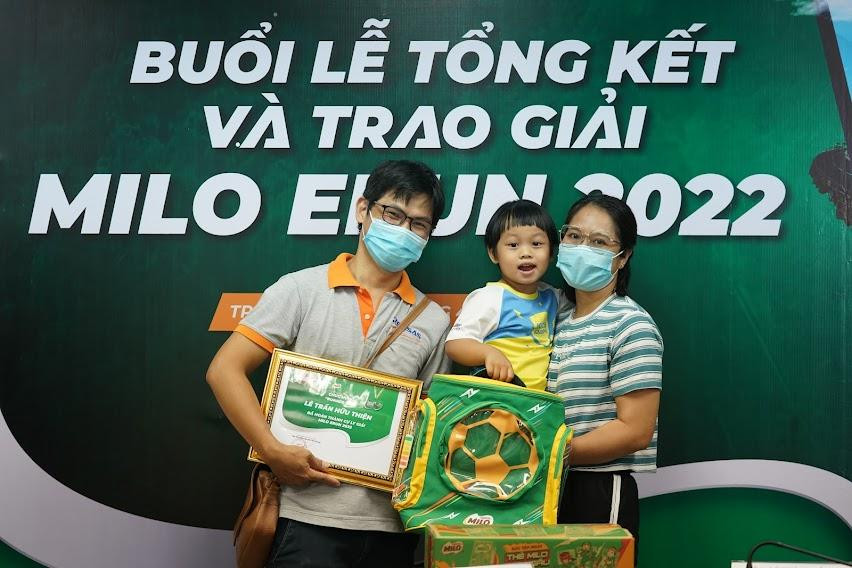 Một gia đình có "vận động viên" nhí nhận giải. (Ảnh: Phạm Thọ)