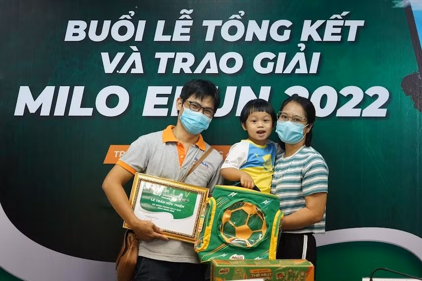 Một gia đình có "vận động viên" nhí nhận giải. (Ảnh: Phạm Thọ)